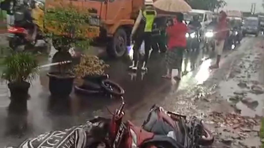 Kecelakaan Maut di Jalan Narogong Cileungsi: Pemotor Tewas Terlindas Truk